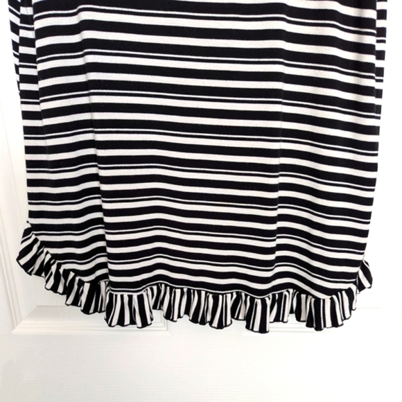 Cable & Gauge Women's (Medium)Top/Tshirt With Ruffled Sleeves & Bottom Hem - Picture 4 of 12